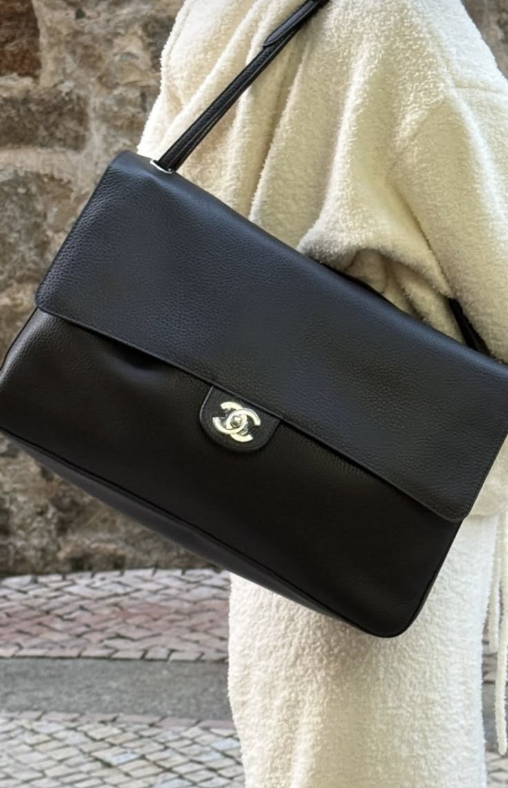 Vintage-Inspired Caviar Leather Work Bag – Large Tan Shoulder Briefcase